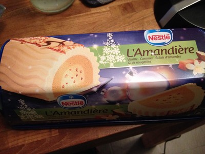 Bûche de Noël L'Amandière, Vanille , Caramel & Amandes 9/10 parts