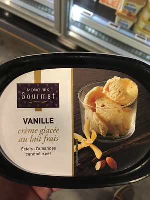 Crème glacée à la vanille et éclats d'amandes caramélisées